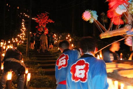 石動神社へ続く石段を登る花燈籠