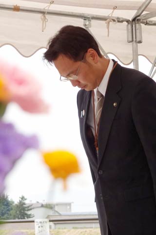 黙とうする国定市長