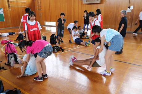 第四中学校区の小中合同の洪水を想定した避難訓練、避難所を開設された井栗小学校