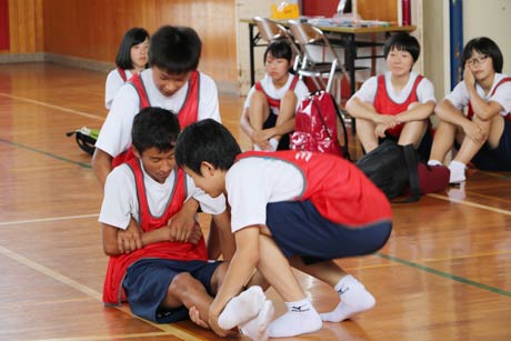防災技能を実演して指導する中学生自治防災組織「四中レスキュー」の第四中3年生