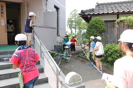 算数の授業で長善館史料館の面積を測る粟生津小6年生