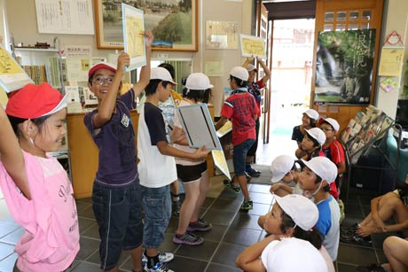  班ごとに計測値を発表する6年生