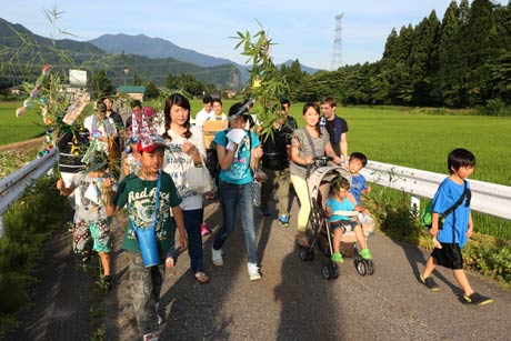  三条市下田地区の荒沢で行われた虫送り