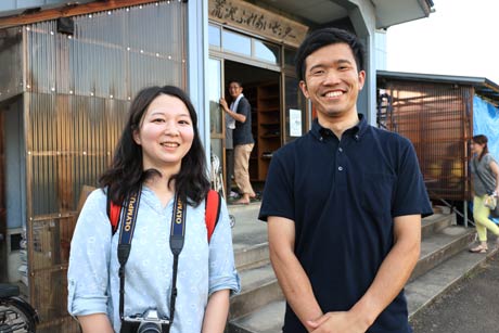 虫送りに参加した地域おこし協力隊の籾山さん(左)と大滝さん