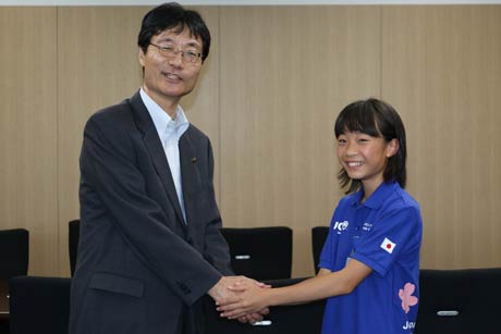 鈴木市長と握手する平原さん
