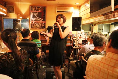 ジャズファンでぎっしりの店内