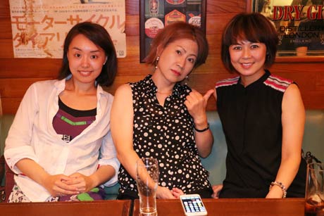 左からゲストの小竹さん、ピアノの山本さん、シンガー阿部さん