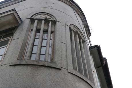  看板建築とも呼ばれるパラペットを立ち上げる