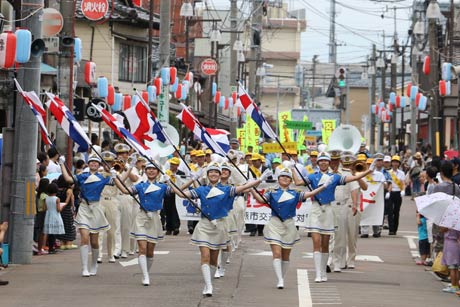 第44回飛燕夏まつりの幕開きを告げる交通交通安全・音楽パレード