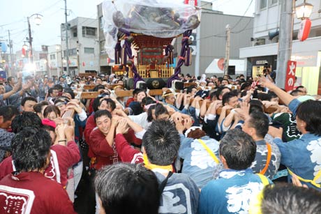 第44回飛燕夏まつりの燕1000人みこしの舞い込み