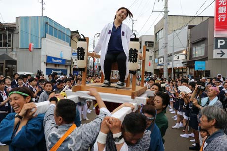 花嫁みこしに乗る添原さん