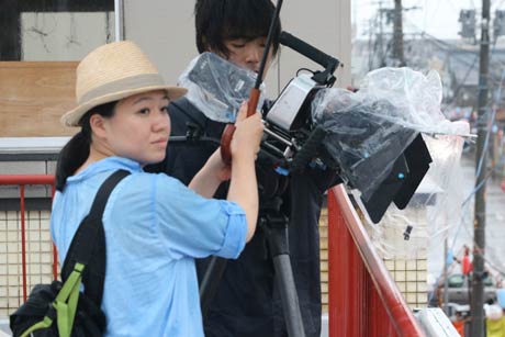  燕三条JC制作映画『ともに担げば』が前倒しでクランクイン、ビルの屋上からみこしを撮影する鶴岡監督