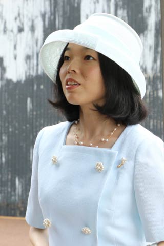 玉川堂に到着された彬子さま