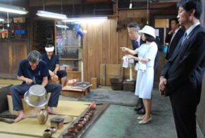 玉川堂の工場を見学される彬子さま(燕市提供写真)