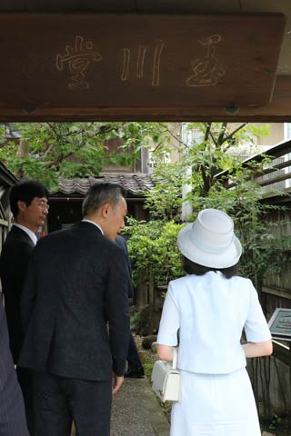  彬子さまを迎えて案内する玉川社長と鈴木市長