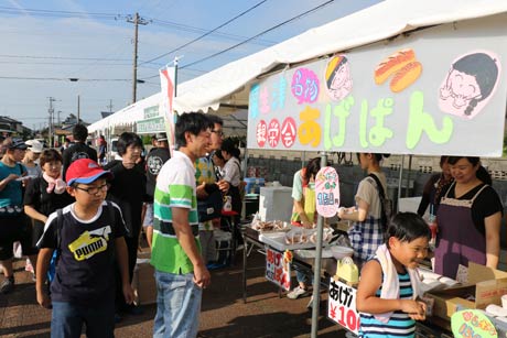 粟生津地区の名物となりつつある揚げパンを親栄会が販売