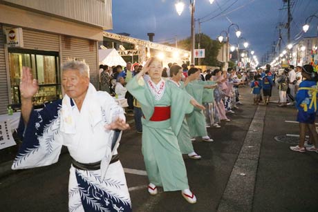 初めて燕ばやし大会でのなかで披露された燕甚句踊り