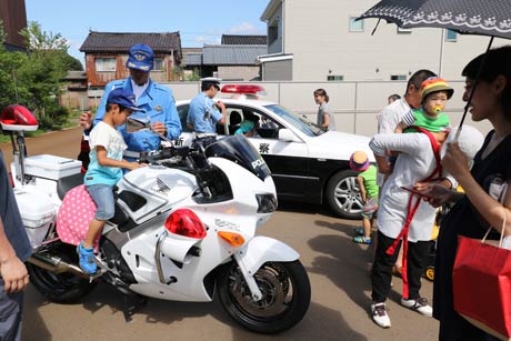 三条署のパトカーと白バイの体験が大人気