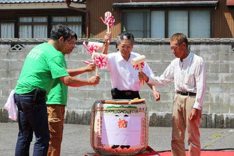  東三条商店街の街灯のLED化を祝う鏡開き