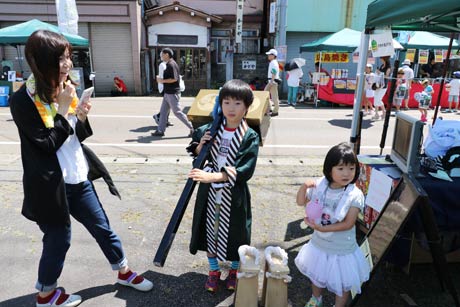 秋に行われる子ども大名行列のPRでやっこの衣装を試着