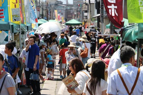 猛暑にもかかわらず2万0,100人の人出