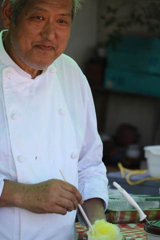 カレー屋さんもかき氷を食べて涼をとる