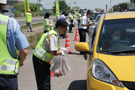 三条署と新潟南署が三条市大島地内の国道8号車両駐車帯に開設した2署合同の街頭指導所
