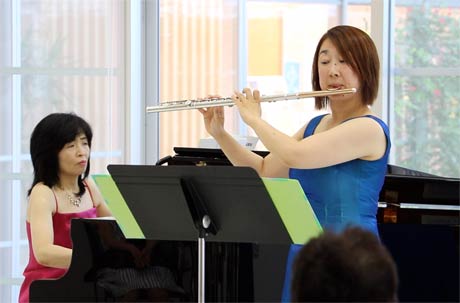 「夏に楽しむクラシック」と題した松井さんのフルートと高木さんのピアノによるコンサート、「午後の名曲コンサート」での共演