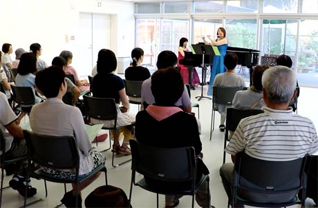 約40人が来場して涼やかなフルートの音色を楽しむ