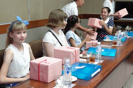 加茂市から一行にプレゼント