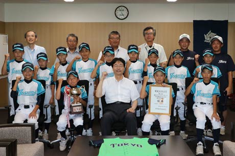  第3回東京ヤクルトスワローズカップ少年野球交流大会燕市予選会で優勝、11月21日から23日まで沖縄県浦添市で開かれる本大会に燕市代表として出場する吉田ジュニアクラブが鈴木市長を表敬