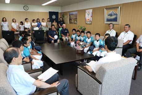 鈴木市長と話す吉田ジュニアクラブの選手