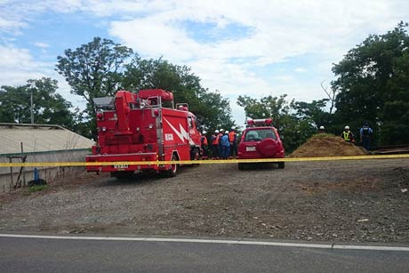  西川で見つかった男性の遺体の引き上げ作業