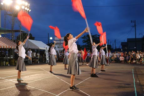 人気を集めた吉田中学校カラーガード部
