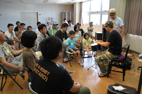  見よう見まねでタブラボンゴを演奏する参加者