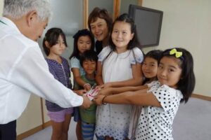 「One Voice Music Land」県央校が6月に開いたチャリティコンサートの収益5万5千円を三条市に寄付