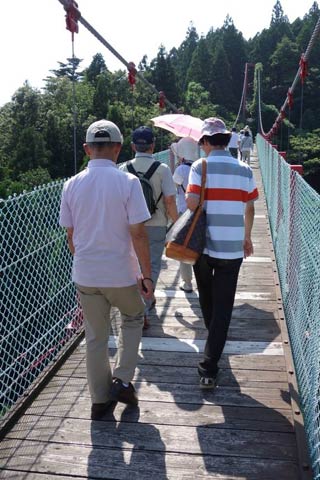  床板の修理が終わって8日ぶりに開通した千眼堂吊橋
