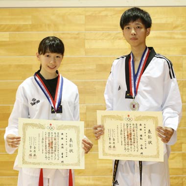 JOCジュニアオリンピックカップ第8回全日本ジュニアテコンドー選手権で優勝した猪飼怜央さんと西潟星来さん