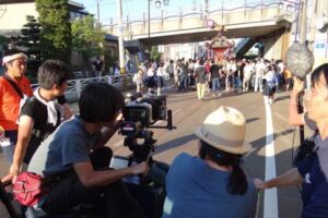 三条市の大通りを通行止めにして行われた映画「ともに担げば」のクライマックスシーンの撮影