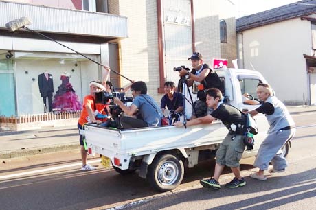 カメラを軽トラに載せて移動しながら撮影