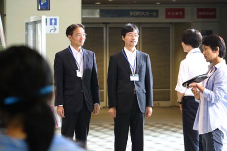 燕三条青年会議所制作の映画「ともに担げば」に出演した三条市、燕市の両市長