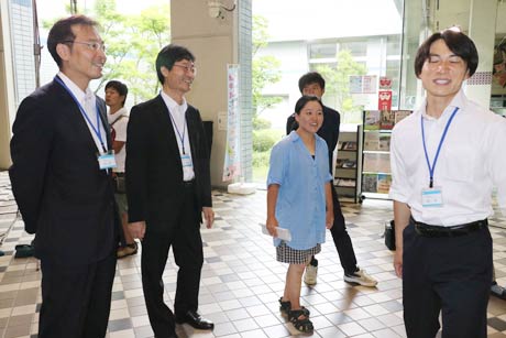 鶴岡監督から演技指導を受ける