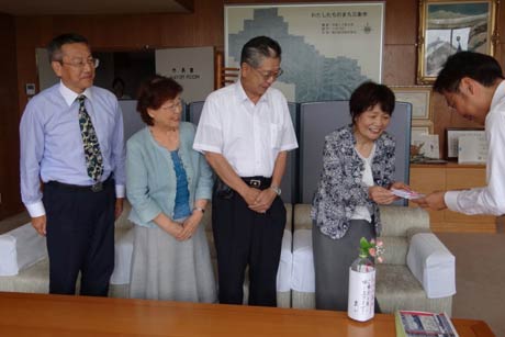 国定市長に25万円を余りの寄付を手渡す相場さん