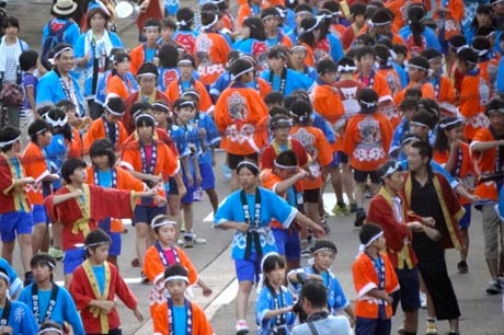 凧と凧ばやし踊りパレード