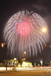 第11回三条夏まつり大花火大会、国道8号の下須頃（南）交差点から
