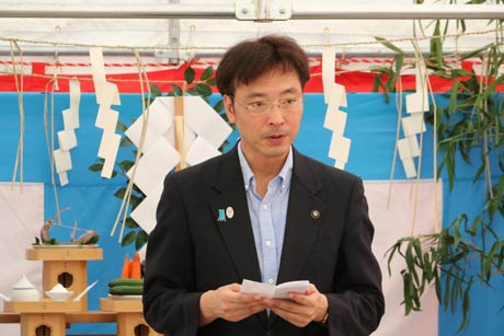 あいさつする国定三条市長