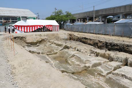  遺跡調査が終わって本格的な工事が始まる建設地の旧三条市学校給食共同調理場跡地