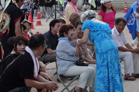 フラダンスではレイをかけられた観客が前に出て一緒に踊る