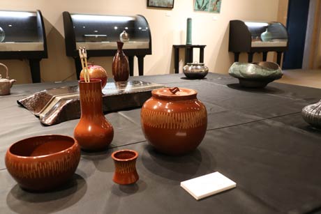  燕市産業史料館で開かれている30周年記念水燕鎚工会作品展