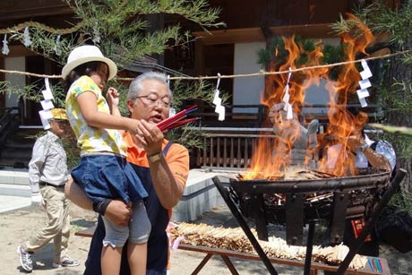 「はしの日」に八幡宮で行われた県央食品衛生協会三条支部のはし供養祭